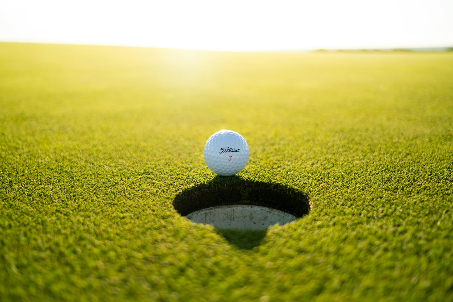 Fairway d'un parcours de golf au lever du soleil