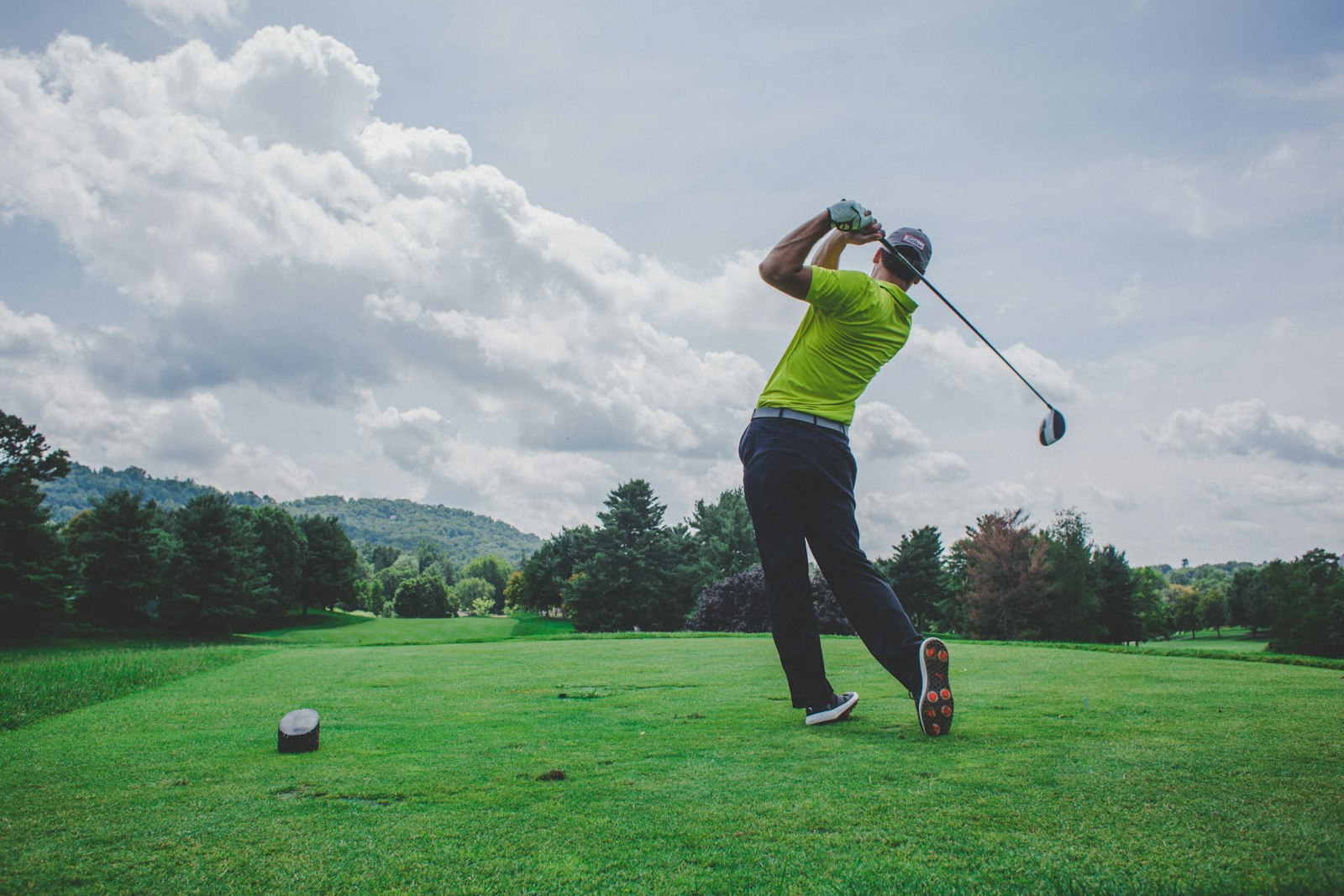 Green et drapeau d'un parcours de golf
